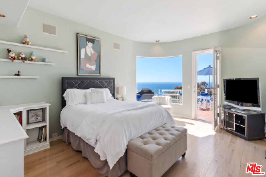 7350 Brodiaea Way La Jolla, CA 92037 - Photo 43 of 60 a bedroom with a bed and a flat screen tv
