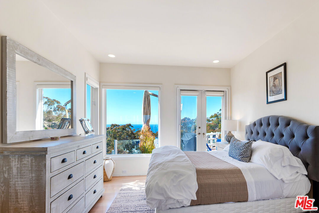 7350 Brodiaea Way La Jolla, CA 92037 - Photo 46 of 60 a bedroom with a bed and a dresser