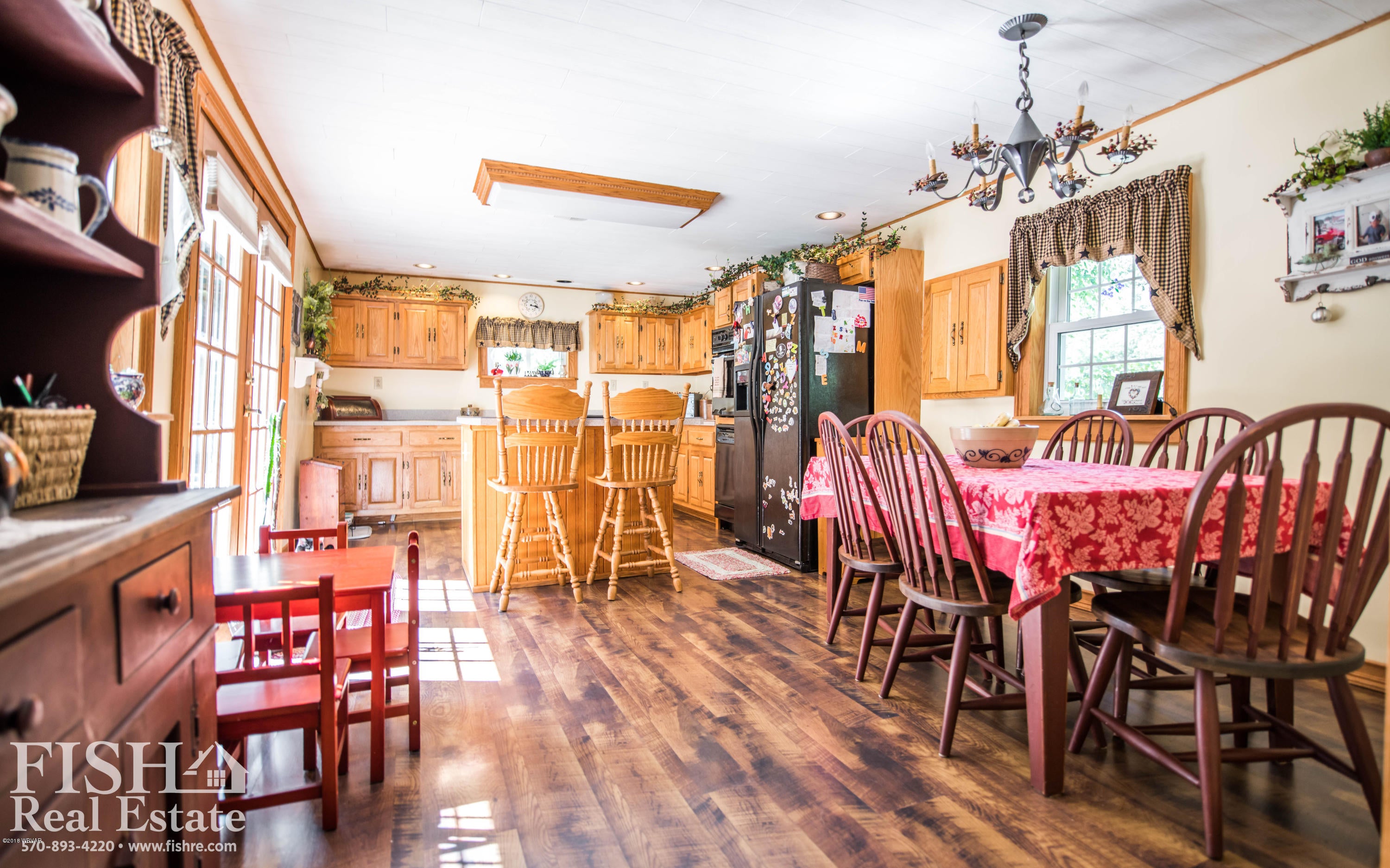 KITCHEN/DINING