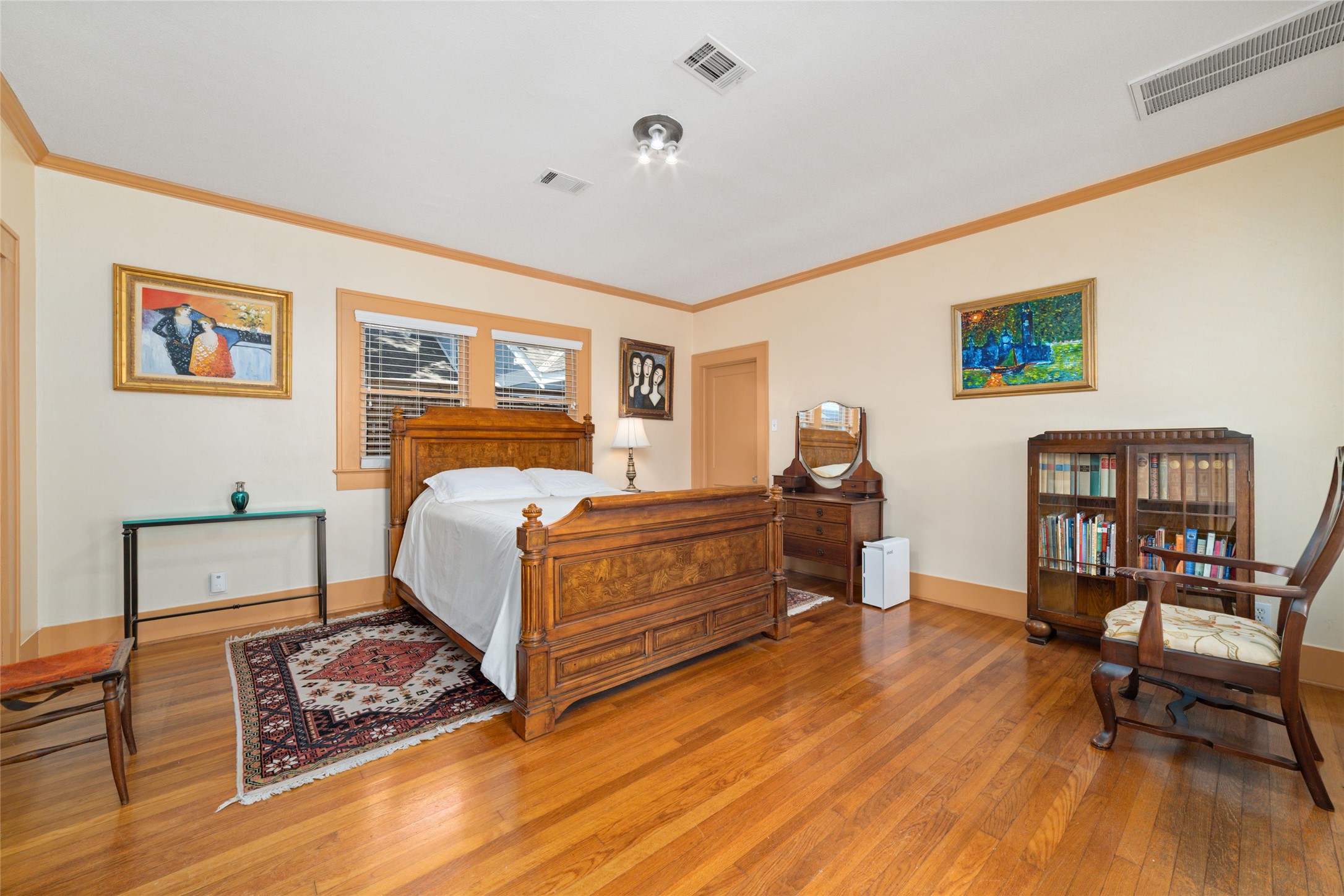 1613 California Street Houston, TX 77006 - Photo 27 of 50 Peacefully tucked toward the rear of the home, the primary suite offers the same quiet retreat that has welcomed its owners home for decades.