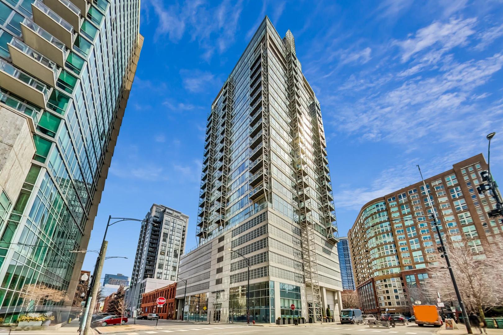 653 North Kingsbury St Unit 1902  