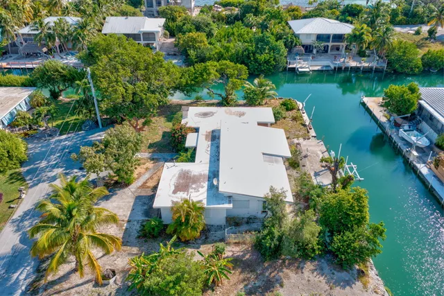 an aerial view of a house with outdoor space and lake view