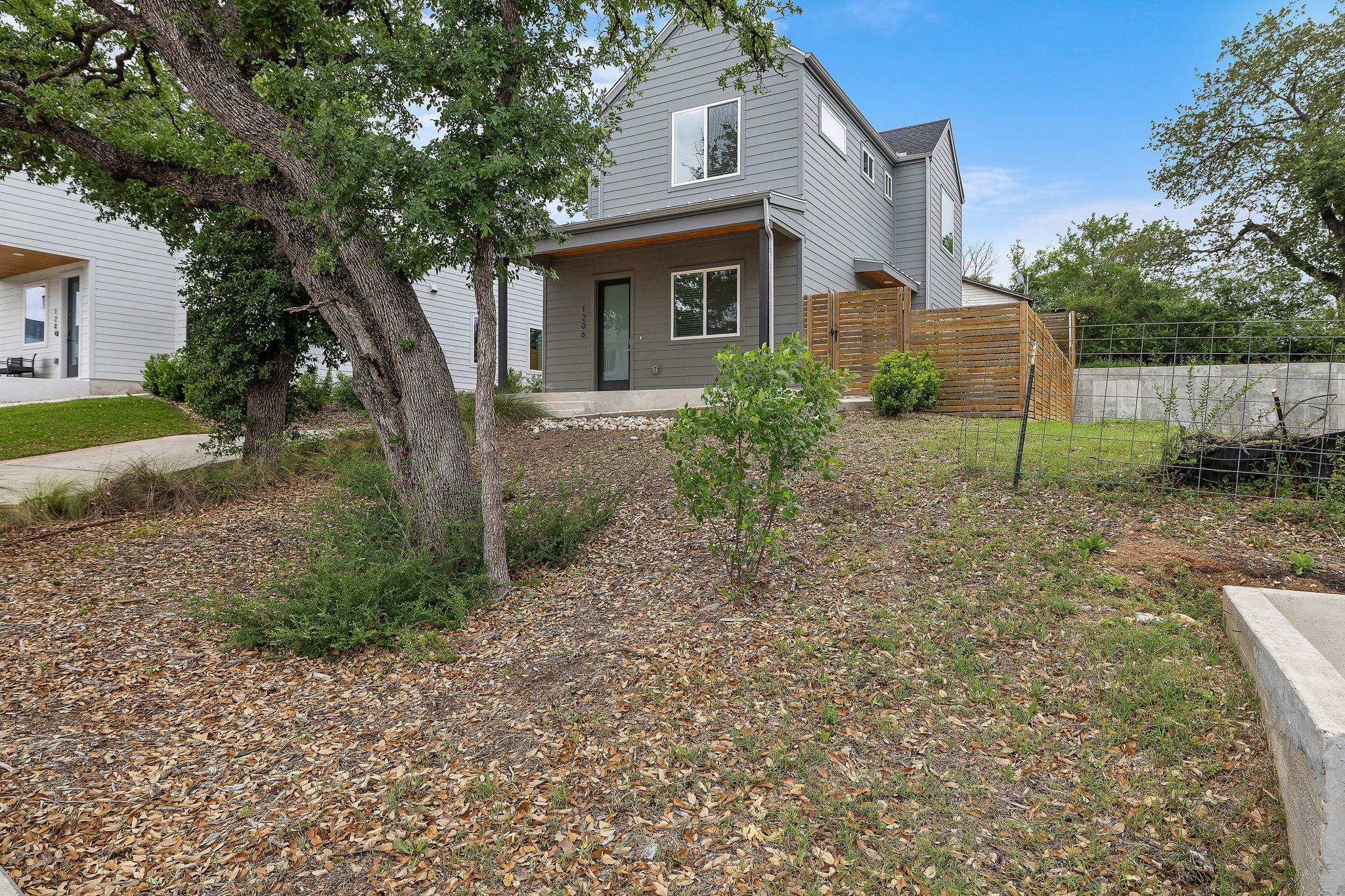 1206 Sarabeth Way Austin, TX 78721 - Photo 5 of 27 View of front of home with fence