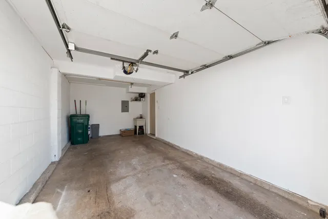 a view of a livingroom with a ceiling fan