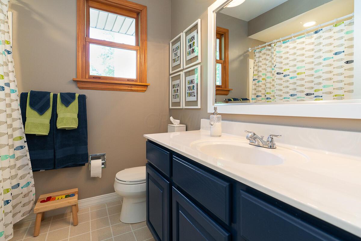 5905 Litchfield Road Columbus, OH 43235 - Photo 31 of 39 Guest bathroom