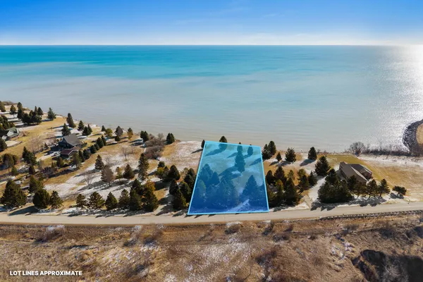 $249,900 | 606 Lakeshore Drive, Kewaunee, WI 54216