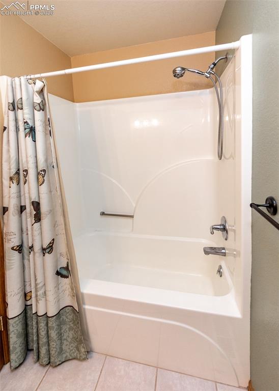 2602 Southpark Road Florissant, CO 80816 - Photo 38 of 50 Full main bath with surround.