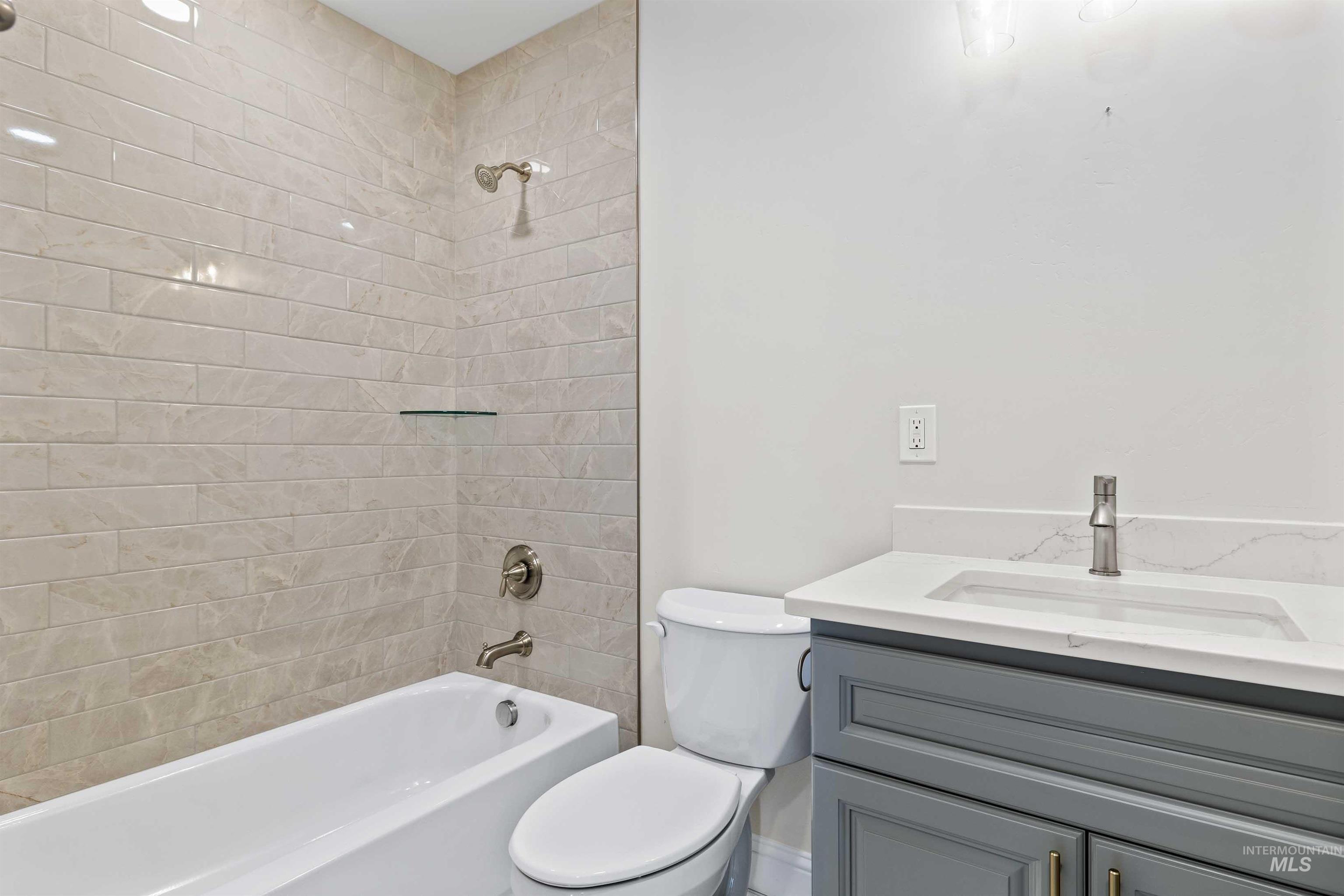 867 Adamite Road Kimberly, ID 83341 - Photo 15 of 24 Full bath featuring shower / bathtub combination and vanity