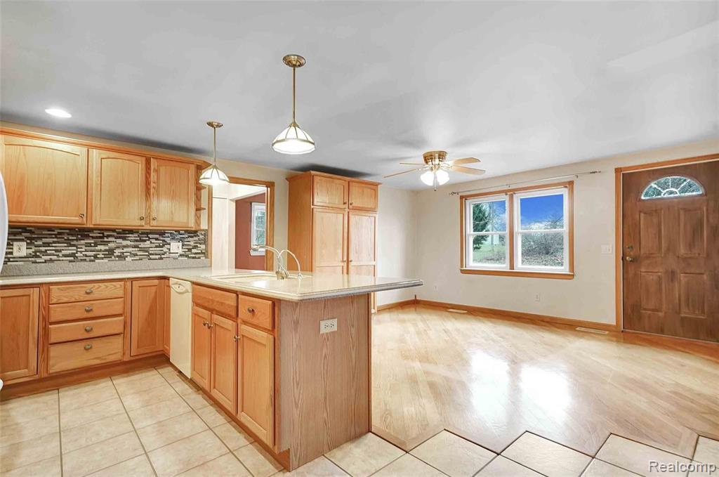 5190 West Coon Lake Road Howell, MI 48843 - Photo 7 of 34