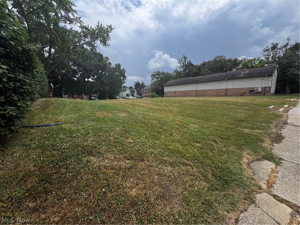 444 Sumner Street Akron, OH 44304 - Photo 3 of 9 View of grassy yard