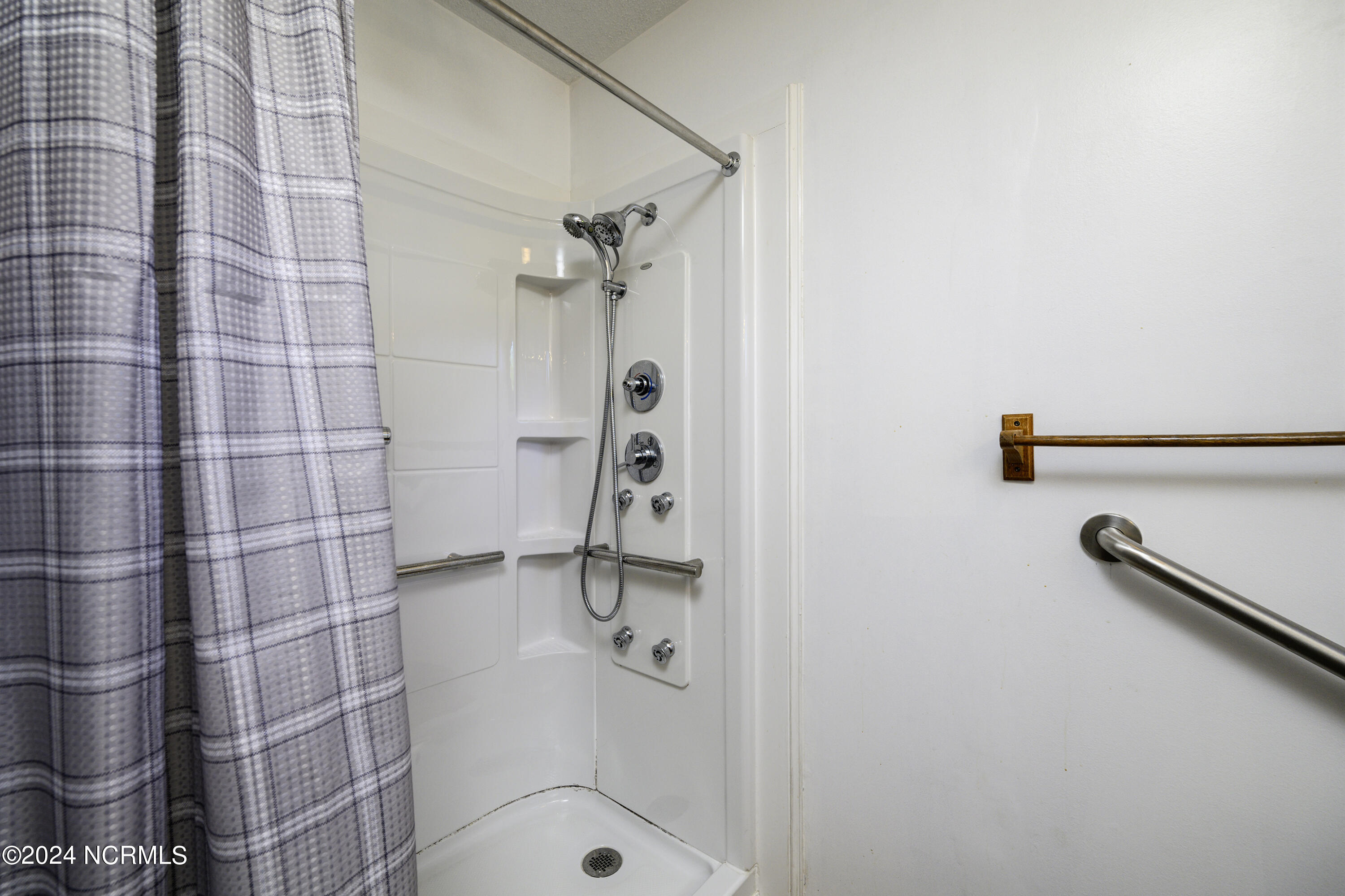 820 New Liberty Road New Bern, NC 28562 - Photo 26 of 73 1st Floor Bathroom