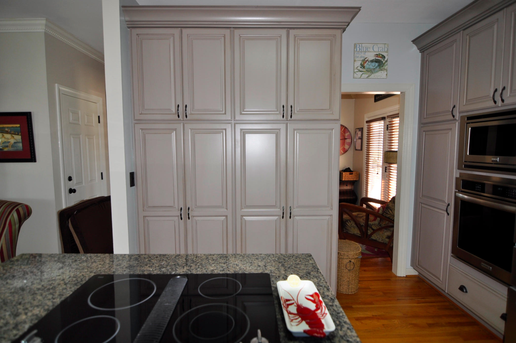1683 Tower Battery Road Charleston, SC 29412 - Photo 12 of 50 Kitchen cooktop and cabinets