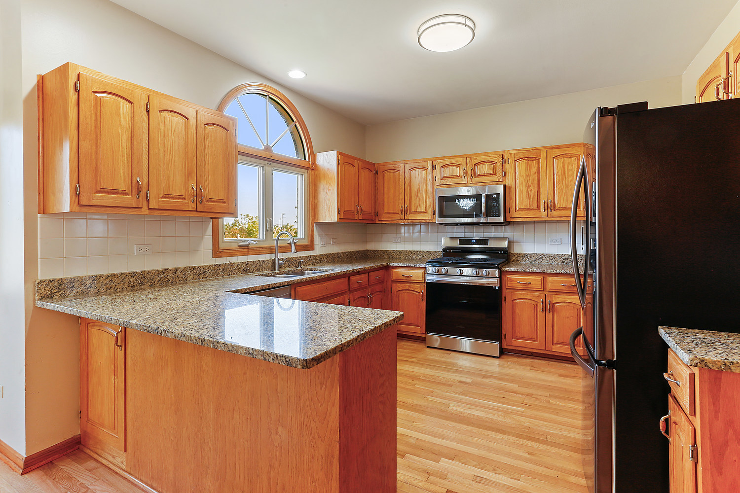 10646 Halligan Way Mokena, IL 60448 - Photo 16 of 28 a kitchen with stainless steel appliances granite countertop a stove a sink and a refrigerator