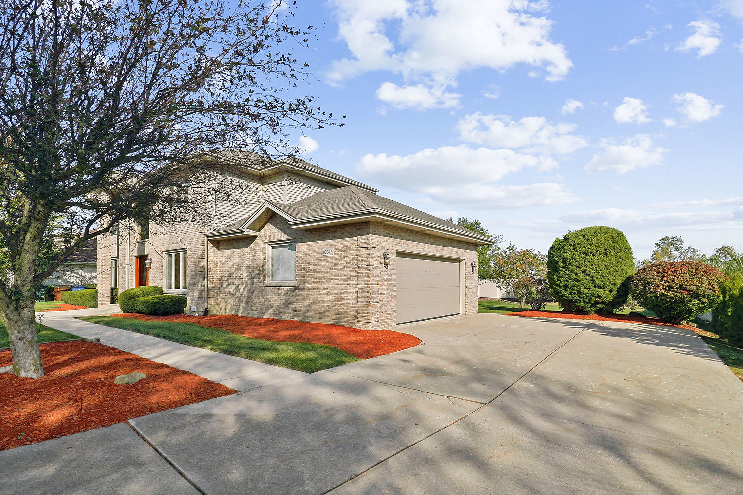 10646 Halligan Way Mokena, IL 60448 - Photo 5 of 28 a front view of a house with a yard and garage