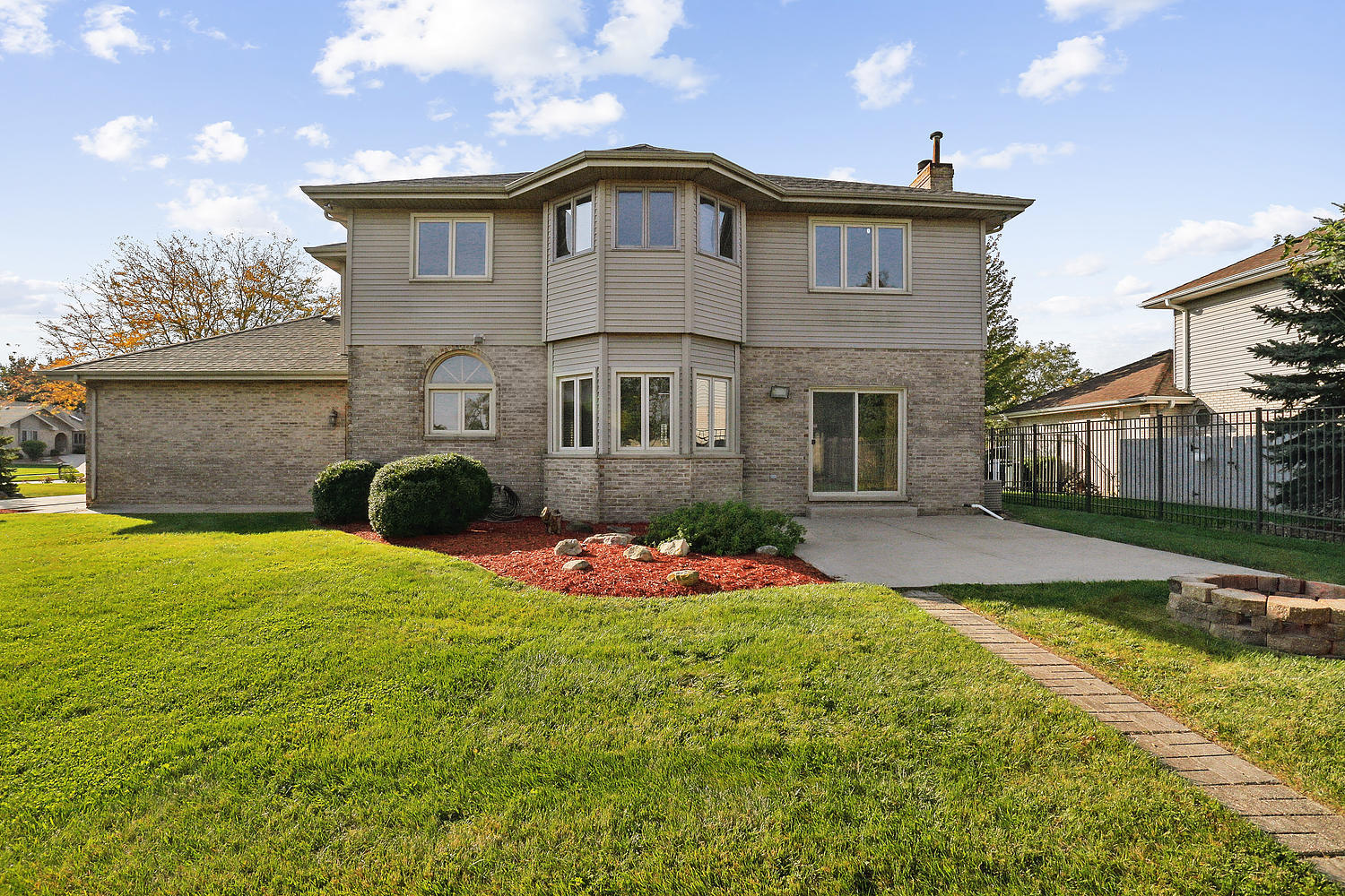 10646 Halligan Way Mokena, IL 60448 - Photo 6 of 28 a front view of a house with garden