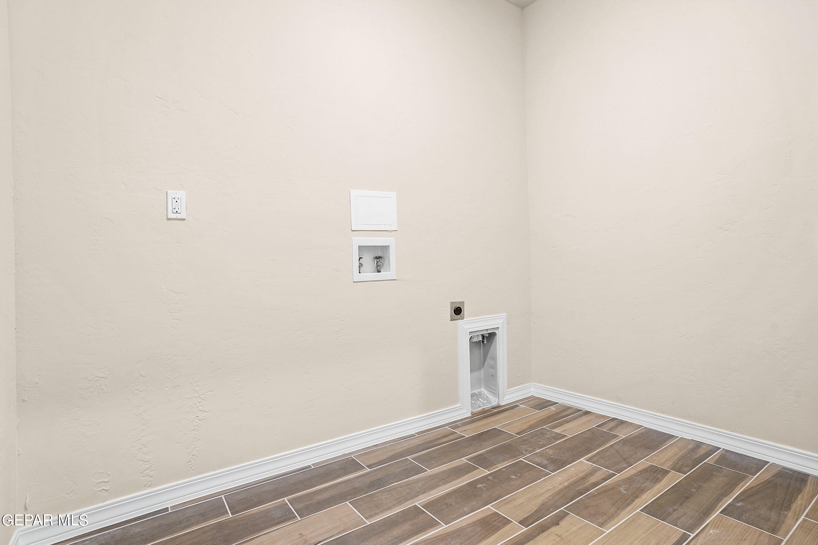 871 Country Club Road, Unit 4E El Paso, TX 79932 - Photo 27 of 34 a view of empty room with wooden floor