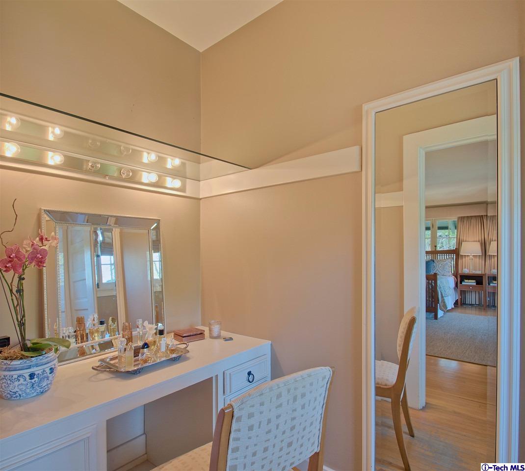 895 South Madison Avenue Pasadena, CA 91106 - Photo 27 of 38 a room with a mirror and furniture