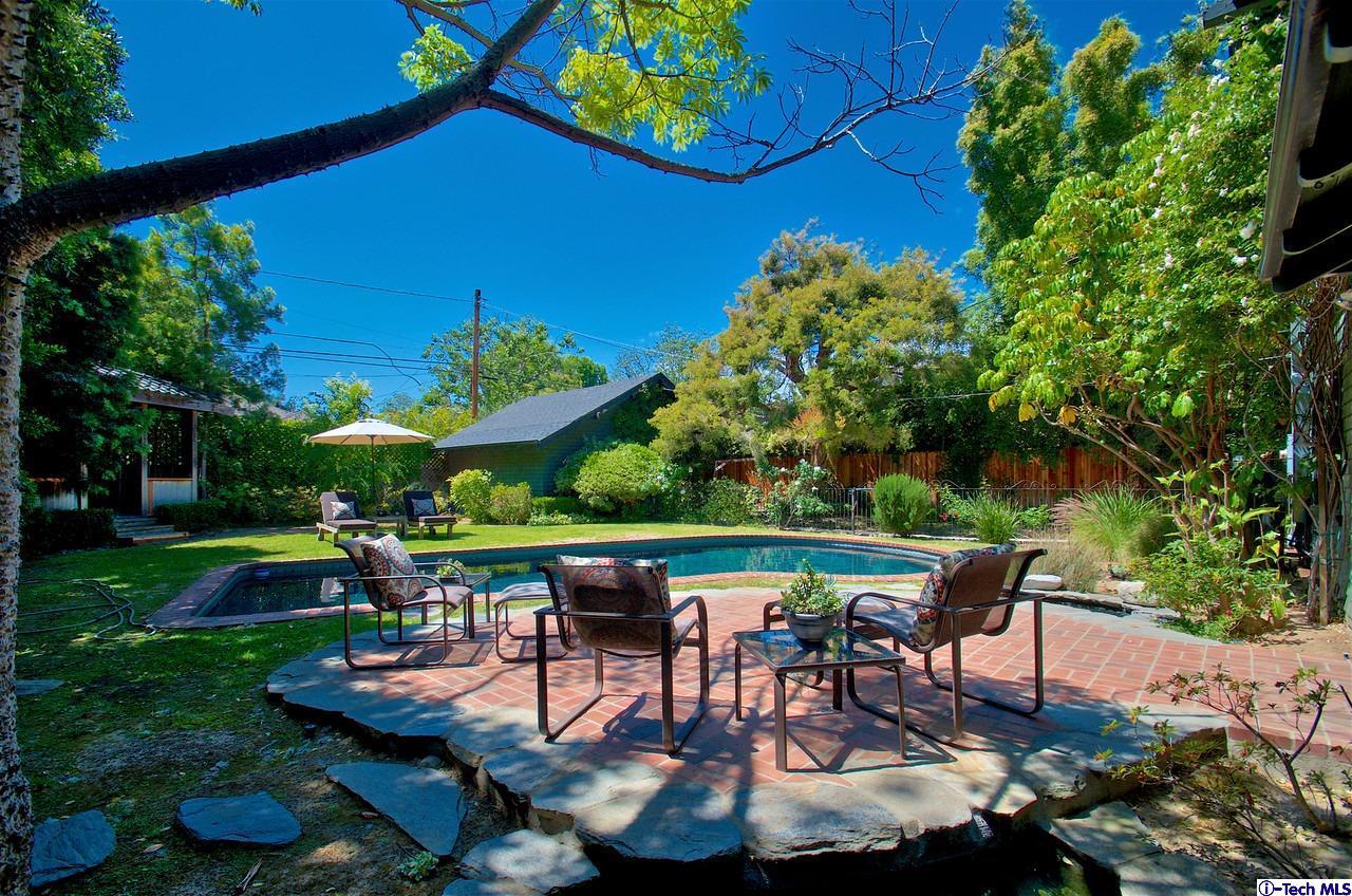 895 South Madison Avenue Pasadena, CA 91106 - Photo 35 of 38 a view of a backyard with sitting area