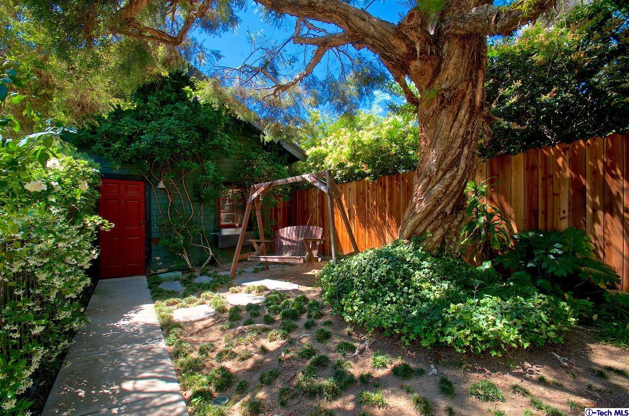 895 South Madison Avenue Pasadena, CA 91106 - Photo 38 of 38 a view of backyard with plants and outdoor seating