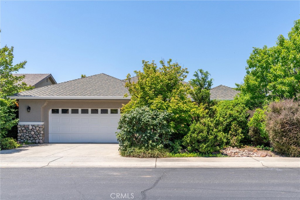 43 Edgewater Court Chico, CA 95928 - Photo 3 of 59 front view of a house with a yard