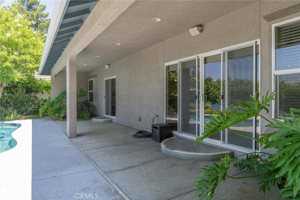 43 Edgewater Court Chico, CA 95928 - Photo 43 of 59 a lobby with furniture and garden