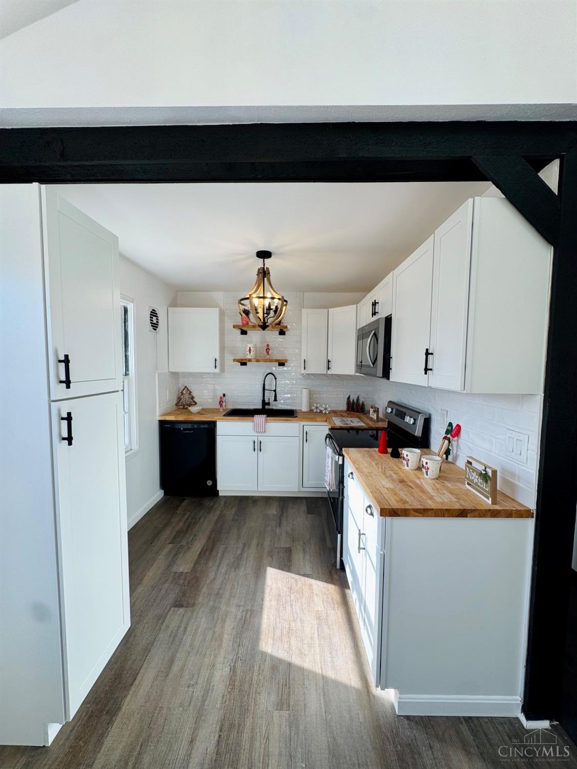 2993 Compton Road Cincinnati, OH 45251 - Photo 10 of 28
