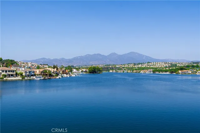 a sign that is sitting on a brick wall