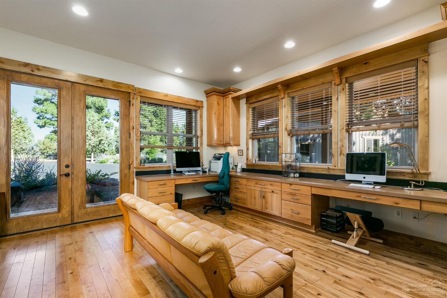 60705 Billadeau Road Bend, OR 97702 - Photo 18 of 25 Spacious Den/Office with many windows an