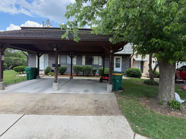 $319,900 | 443 Commanche Trail, Wheeling, IL 60090