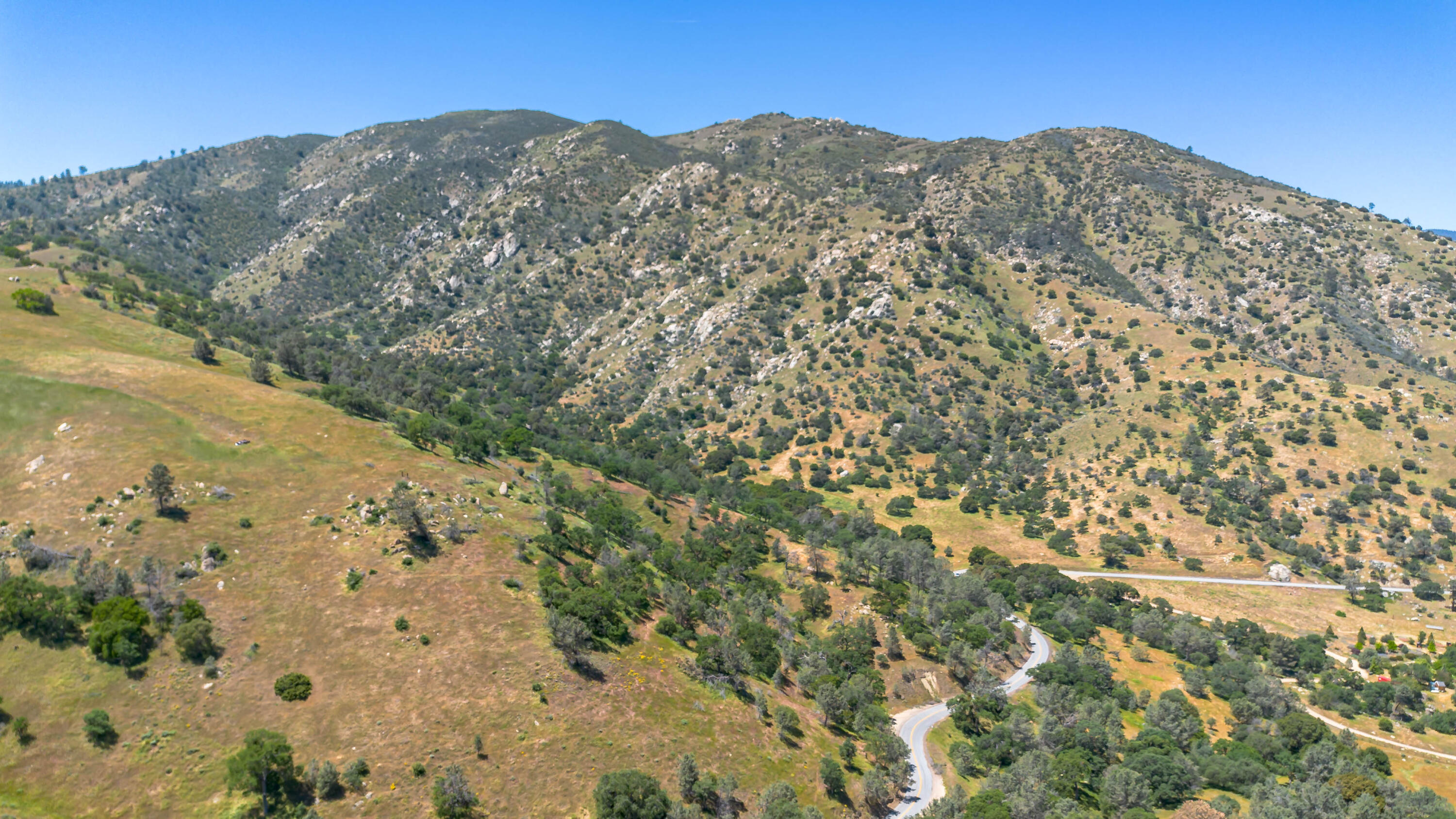 0 Woodford Tehachapi Road Tehachapi, CA 93561 - Photo 8 of 11 a view of a large mountains with mountains in the background