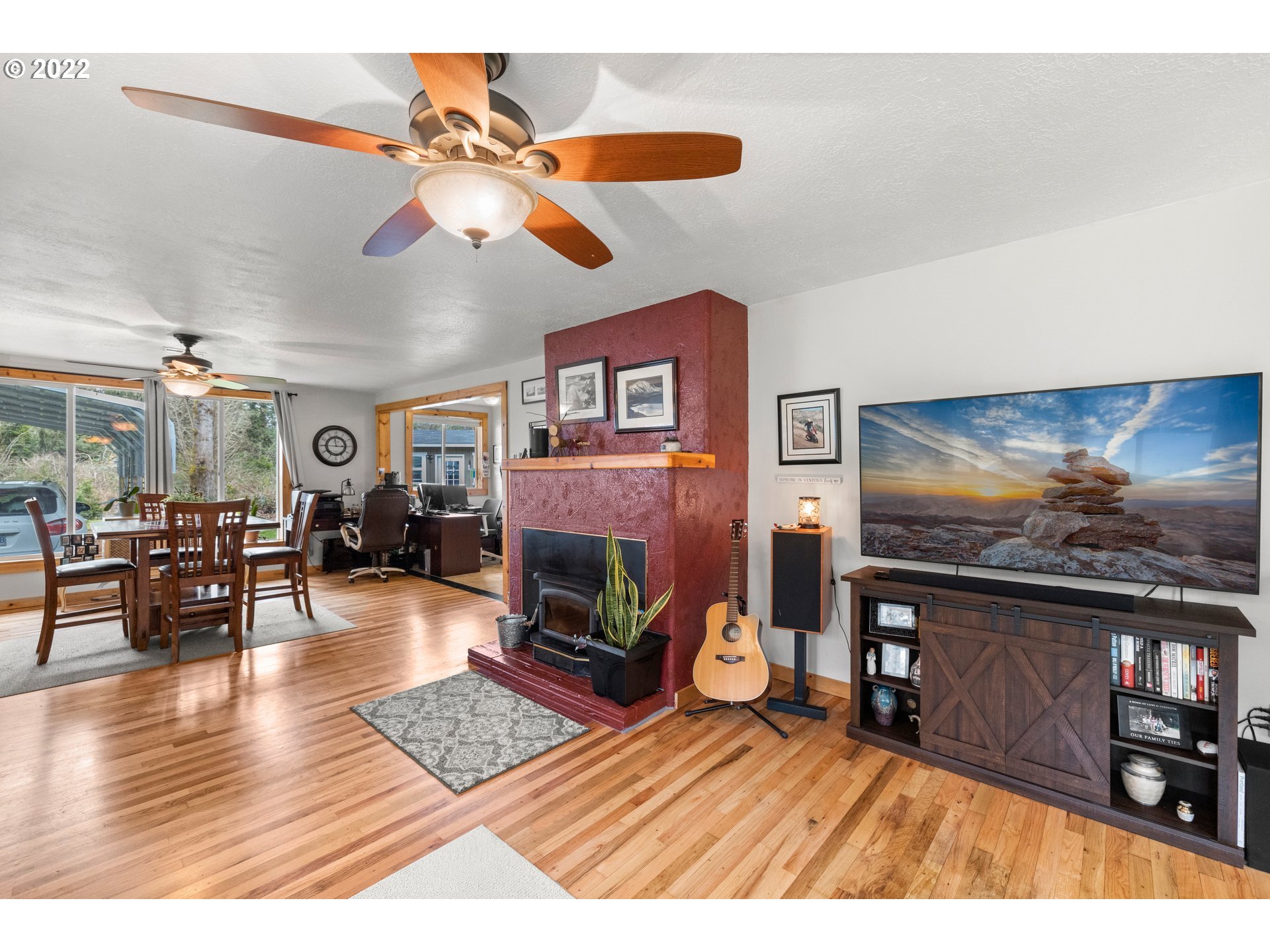 15714 South Windy City Road Mulino, OR 97042 - Photo 11 of 32 Living Room/Dining Room