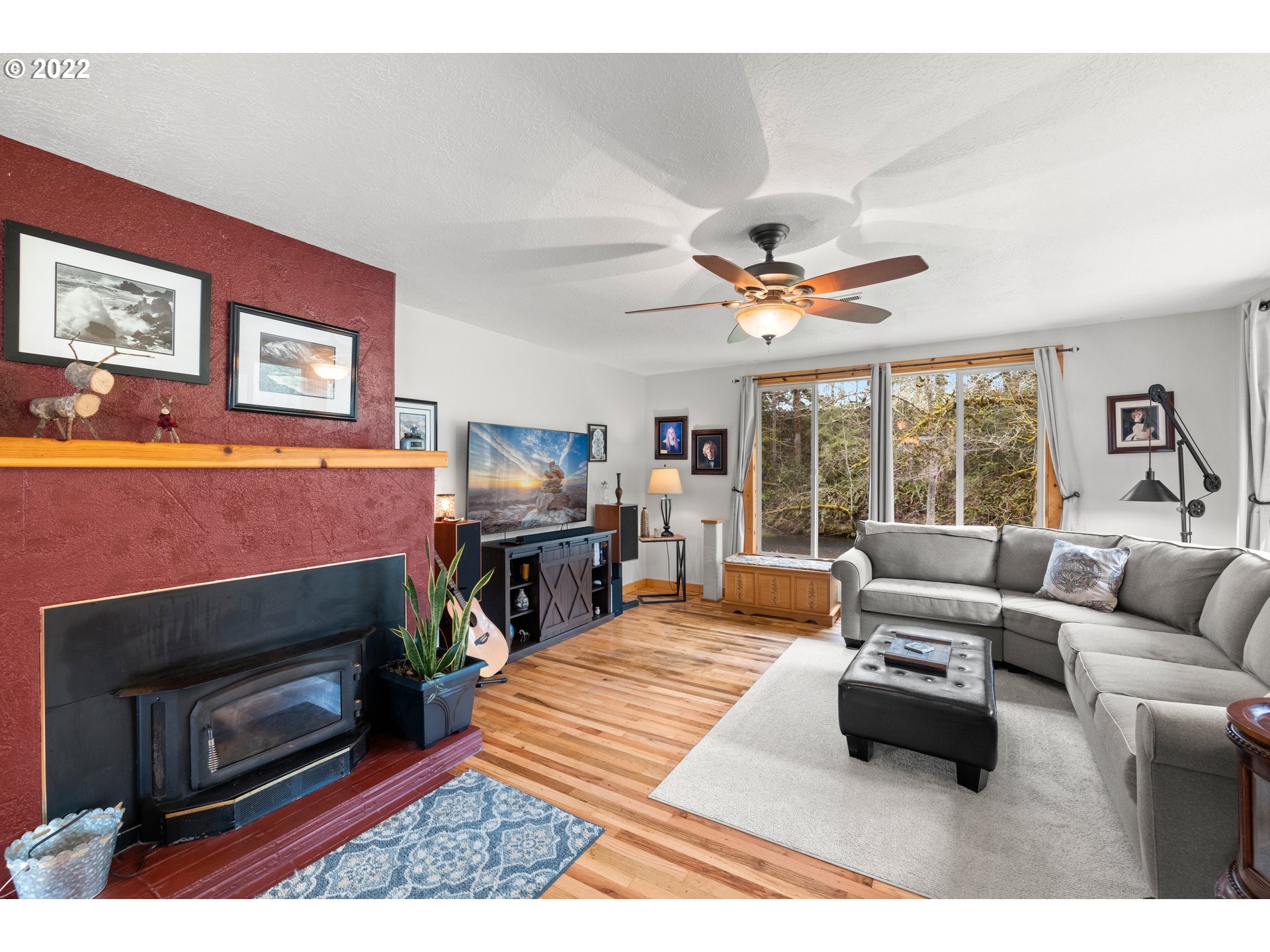15714 South Windy City Road Mulino, OR 97042 - Photo 10 of 32 Living Room