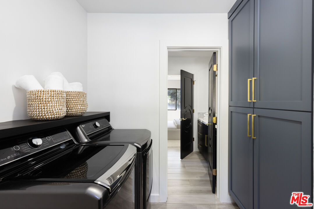 16167 Meadowcrest Road Sherman Oaks, CA 91403 - Photo 24 of 31 a view of a hallway with workspace
