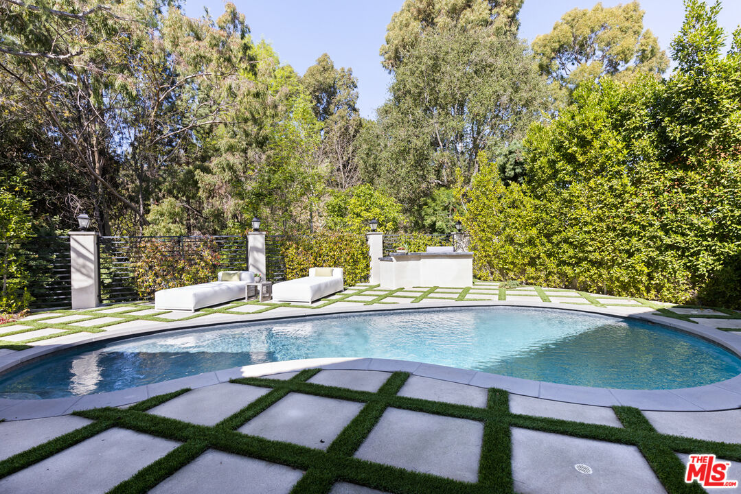 16167 Meadowcrest Road Sherman Oaks, CA 91403 - Photo 27 of 31 a view of a outdoor seating area