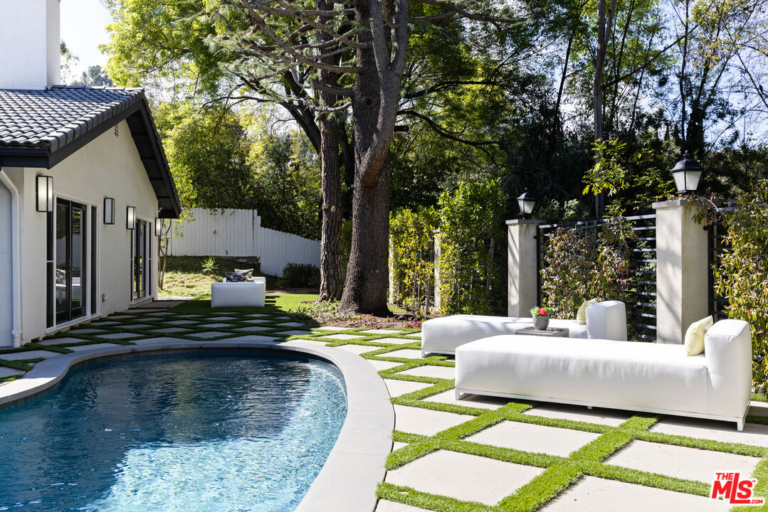 16167 Meadowcrest Road Sherman Oaks, CA 91403 - Photo 29 of 31 a view of a house with swimming pool and sitting area