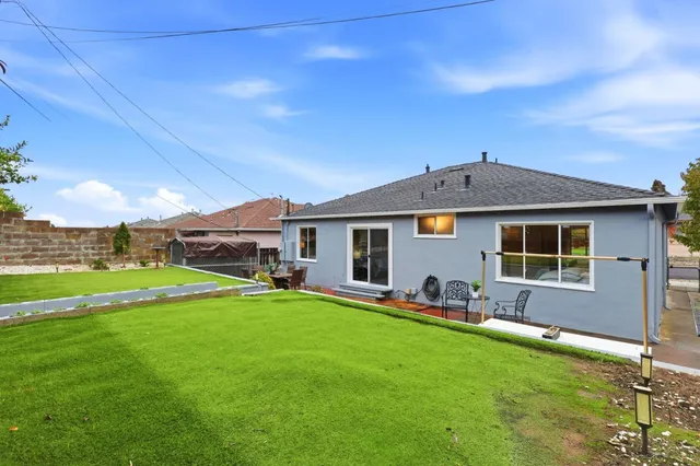 a view of a house with a yard
