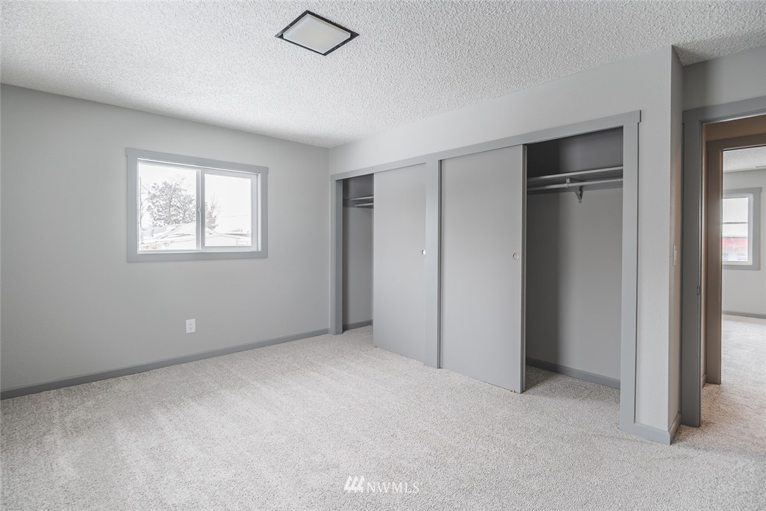 8037 Valley Road Northeast Moses Lake, WA 98837 - Photo 27 of 39 a view of an empty room with closet and a window