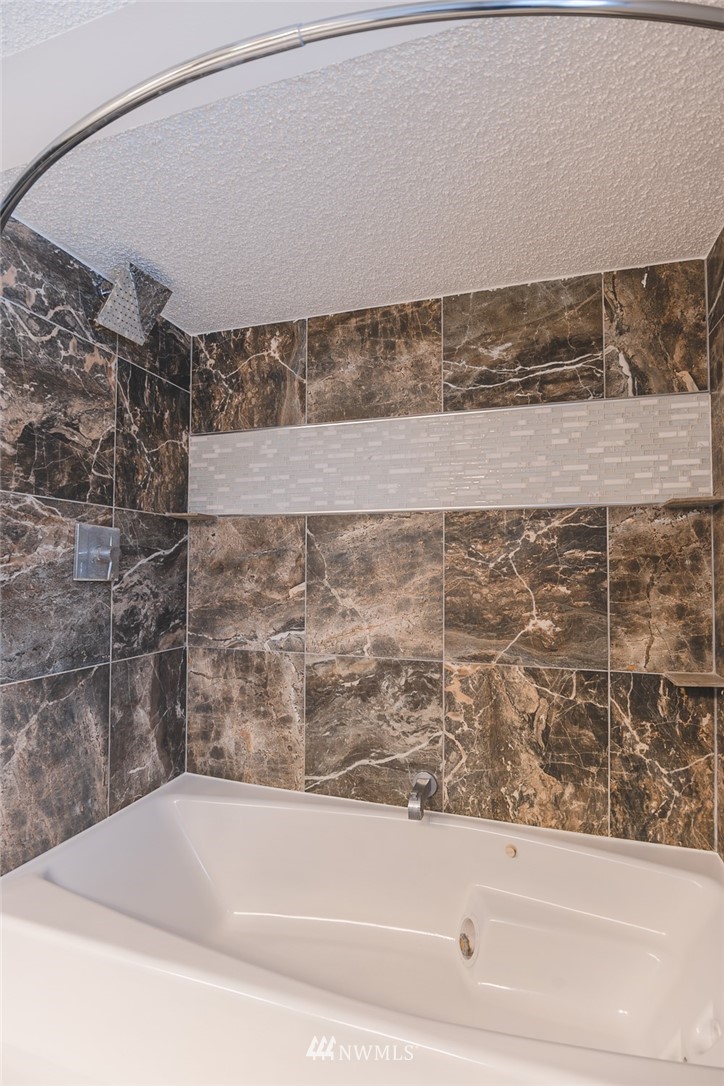 8037 Valley Road Northeast Moses Lake, WA 98837 - Photo 33 of 39 a bathroom with a bathtub