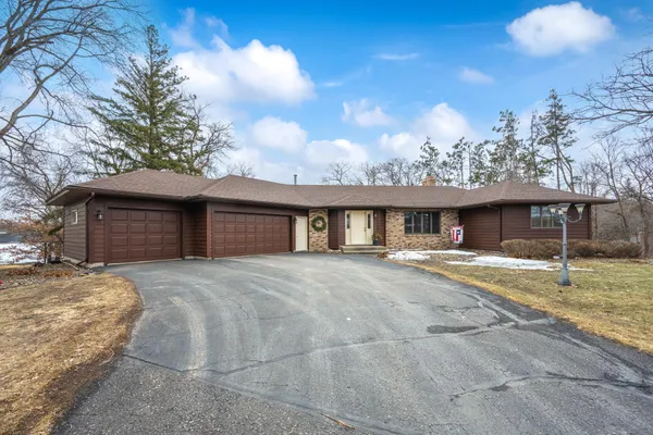 $879,000 | 220 West Lower Pine Lake Court, Star Prairie, WI 54026