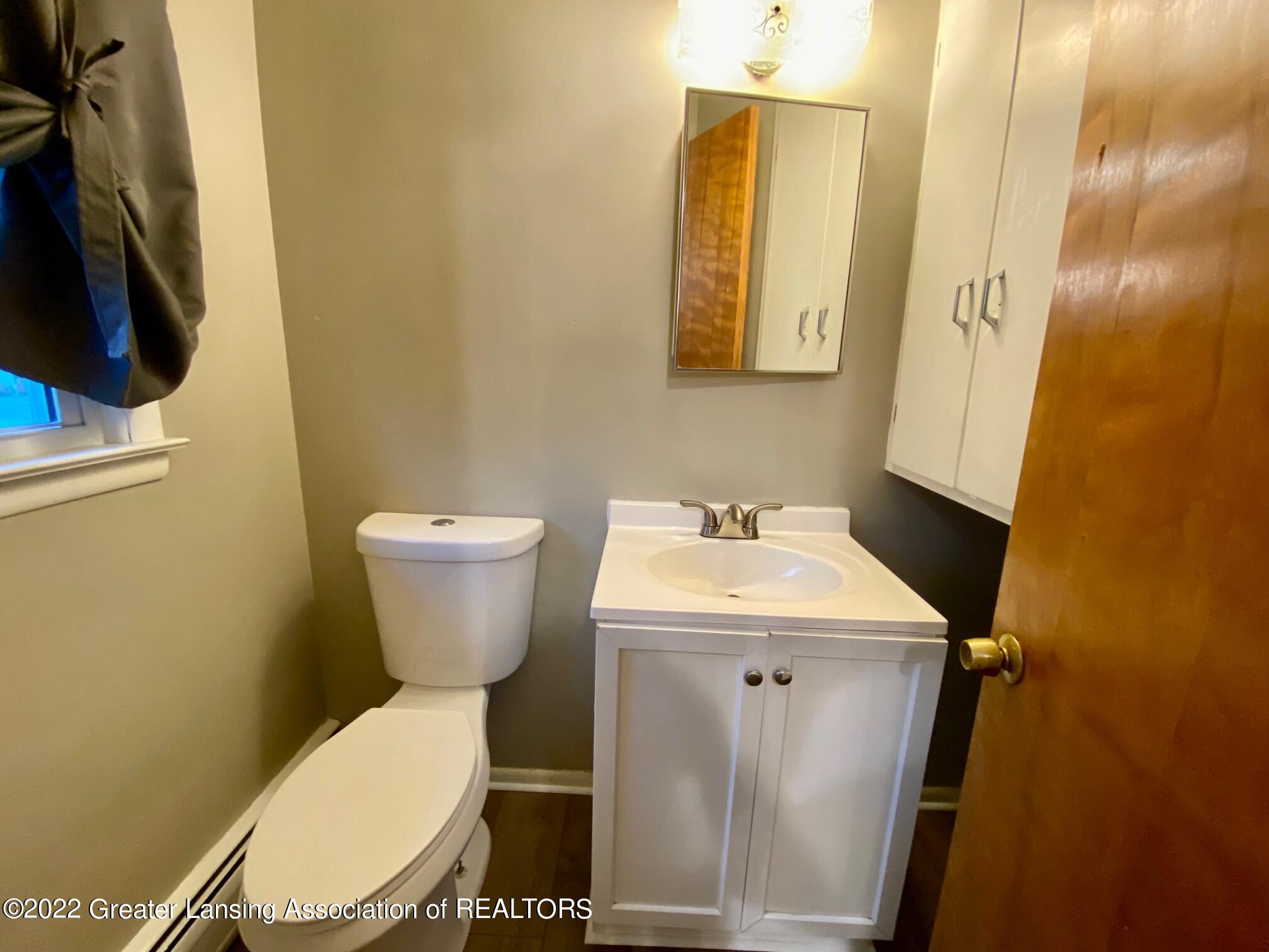 5596 Shoeman Road Haslett, MI 48840 - Photo 16 of 37 half bath