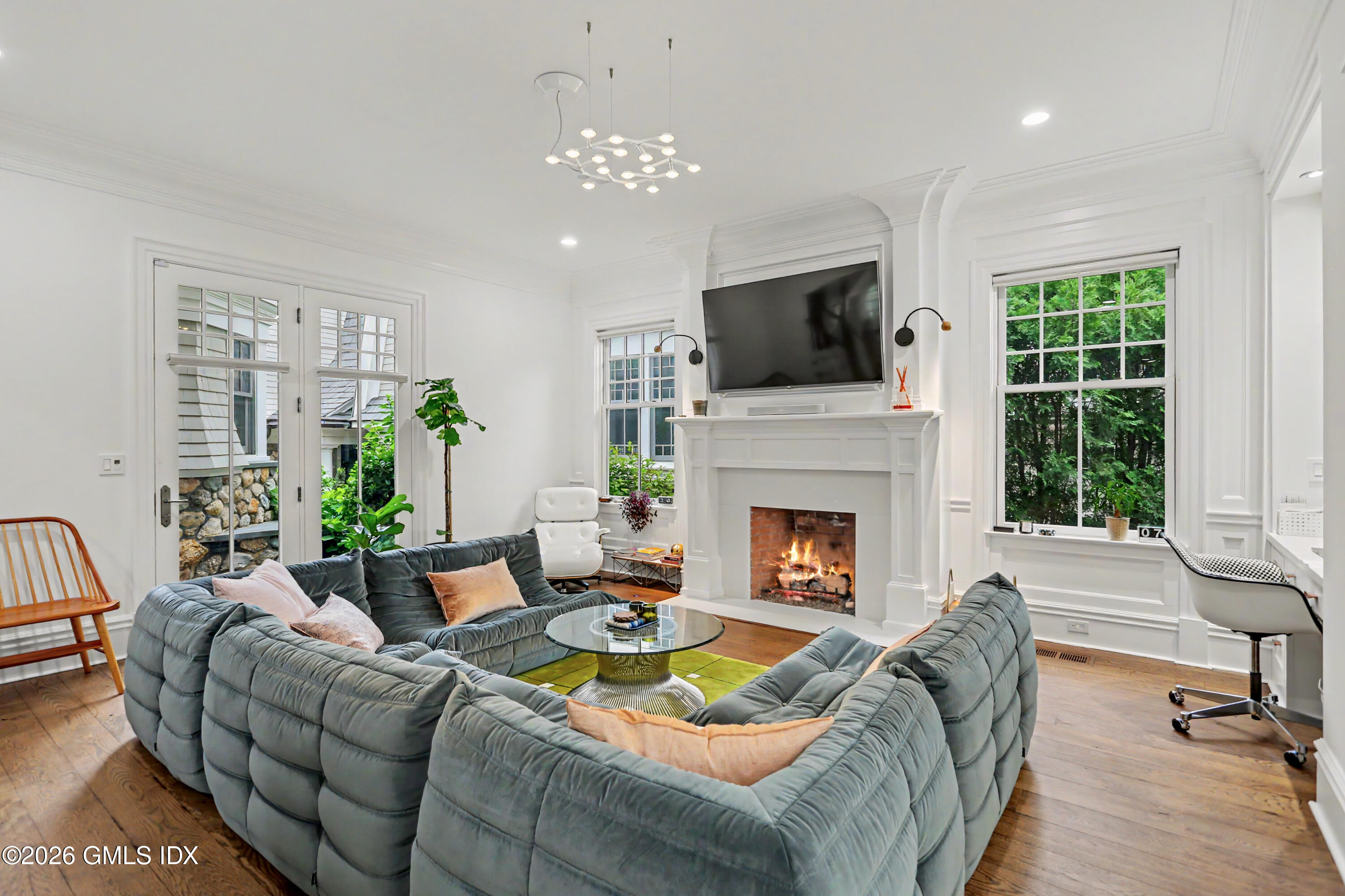50 Sound View Drive, Unit 2 SOUTH Greenwich, CT 06830 - Photo 8 of 23 Living Room
