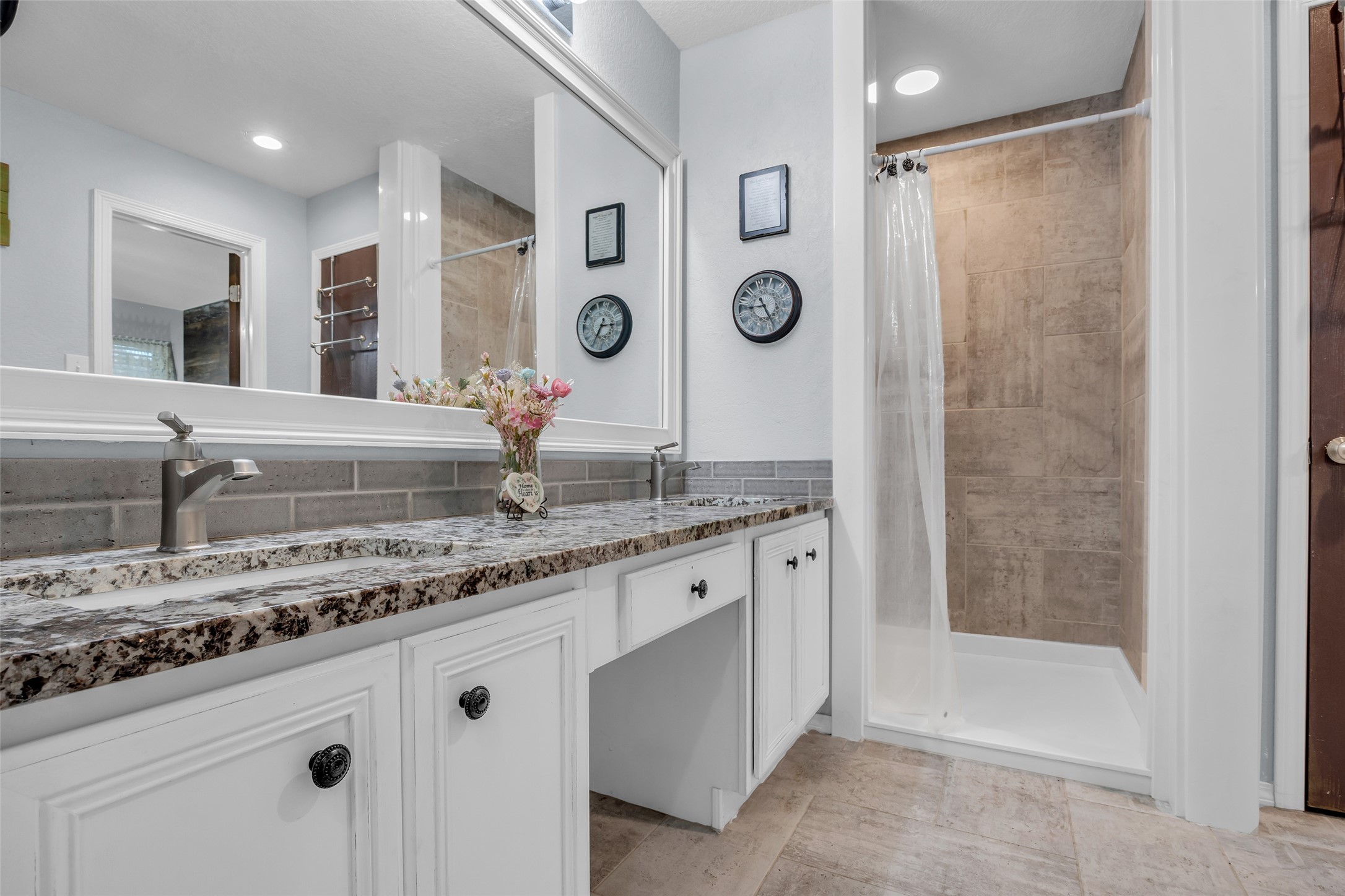 242 Sunset Path North Conroe, TX 77316 - Photo 27 of 37 Current styling in your updated Ensuite Bath -- 242 SUNSET PATH N - Request your tour today!