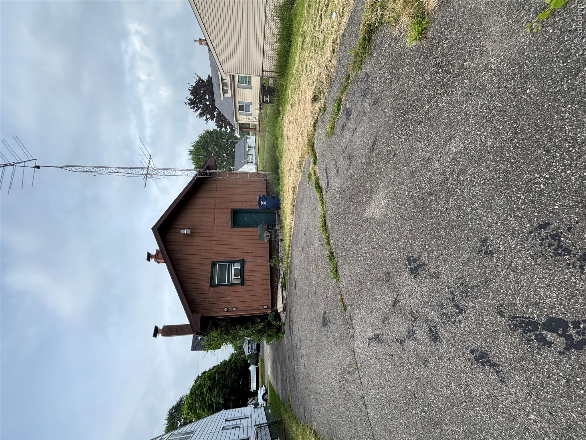 1122 Simcoe Avenue Flint, MI 48507 - Photo 6 of 21 IMG_1509.jpeg