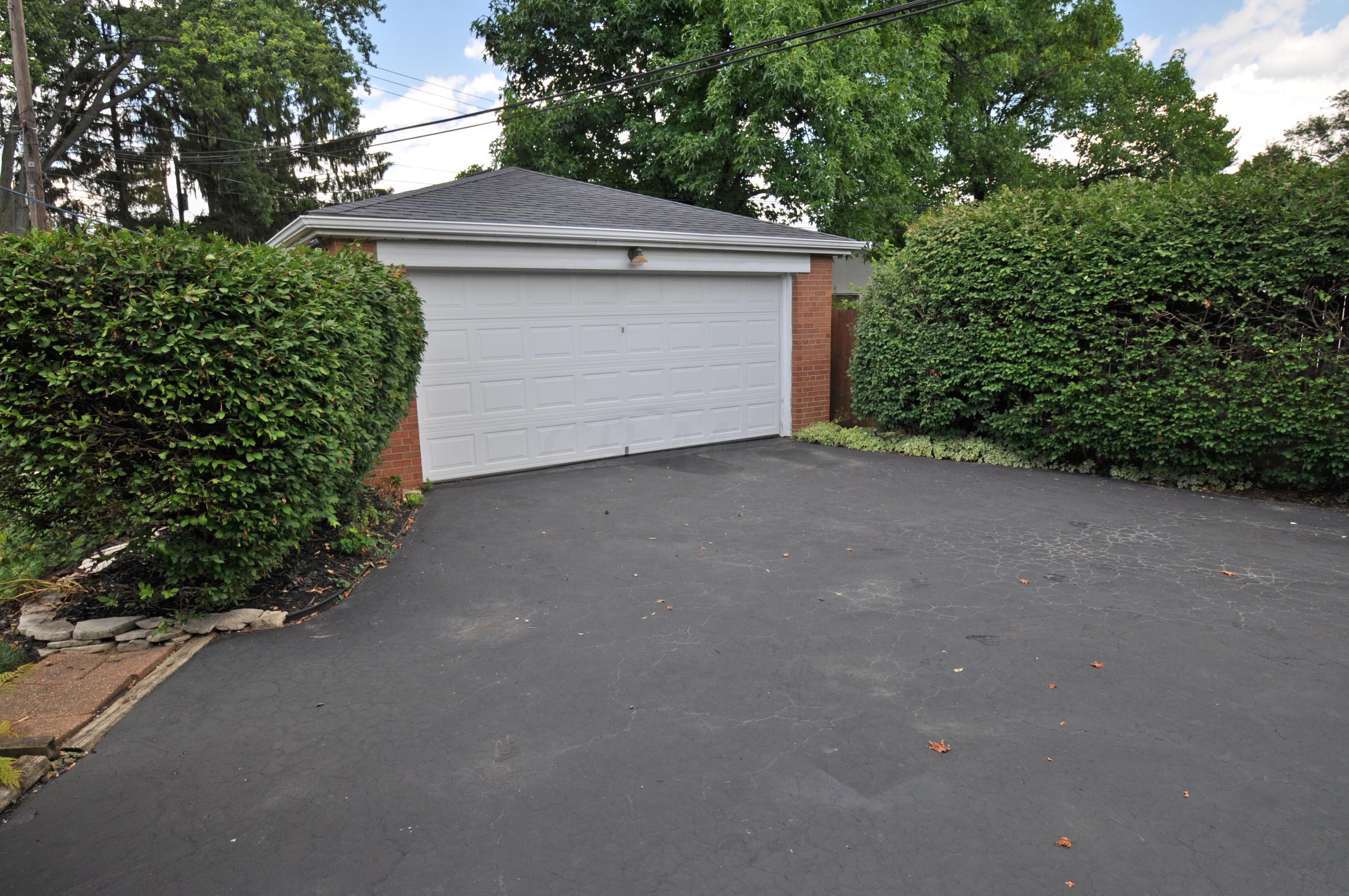 1720 Ardleigh Road Columbus, OH 43221 - Photo 3 of 51