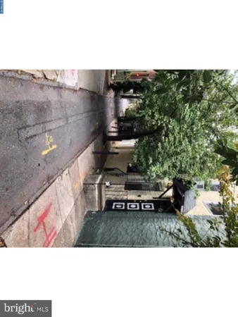 a view of a back yard