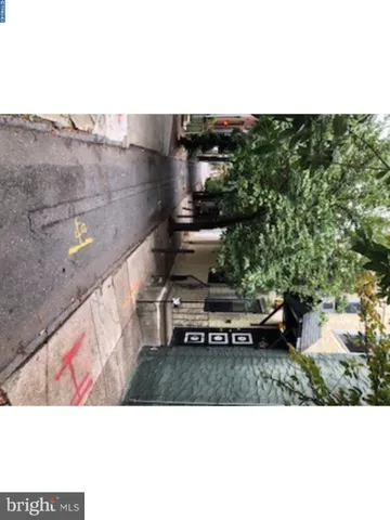 a view of a back yard