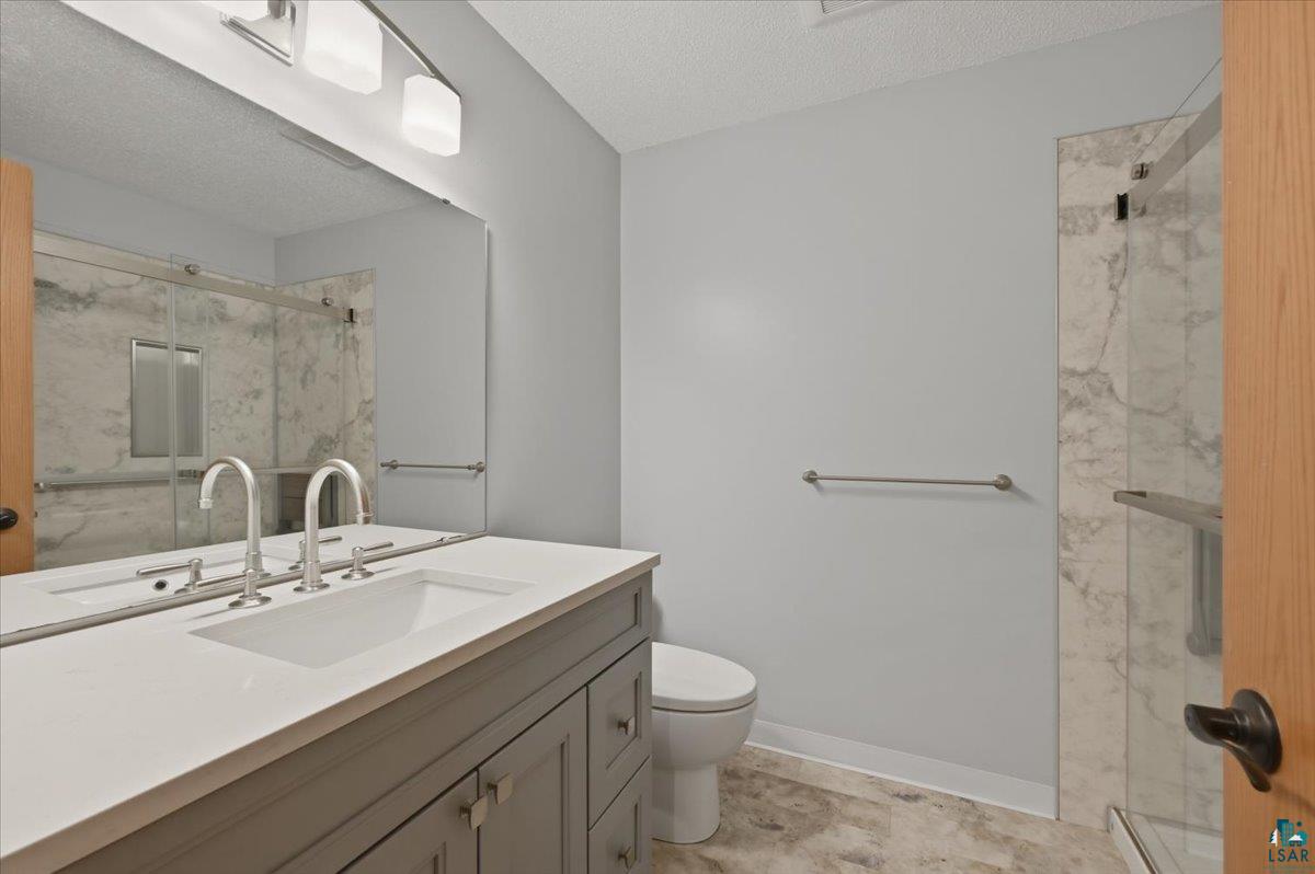 4113 Tioga Street Duluth, MN 55804 - Photo 18 of 31 Main Floor Bath