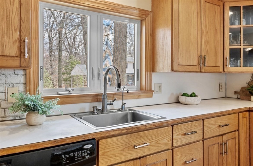 73 Deerfield Road Sharon, MA 02067 - Photo 8 of 29