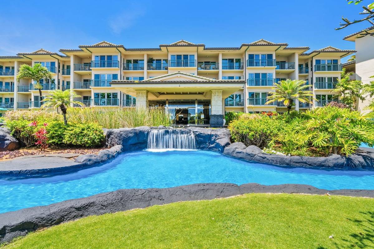 4-820 Kuhio Highway, Unit E103 Kapaa, HI 96746 - Photo 21 of 24 a front view of a residential apartment building with a yard