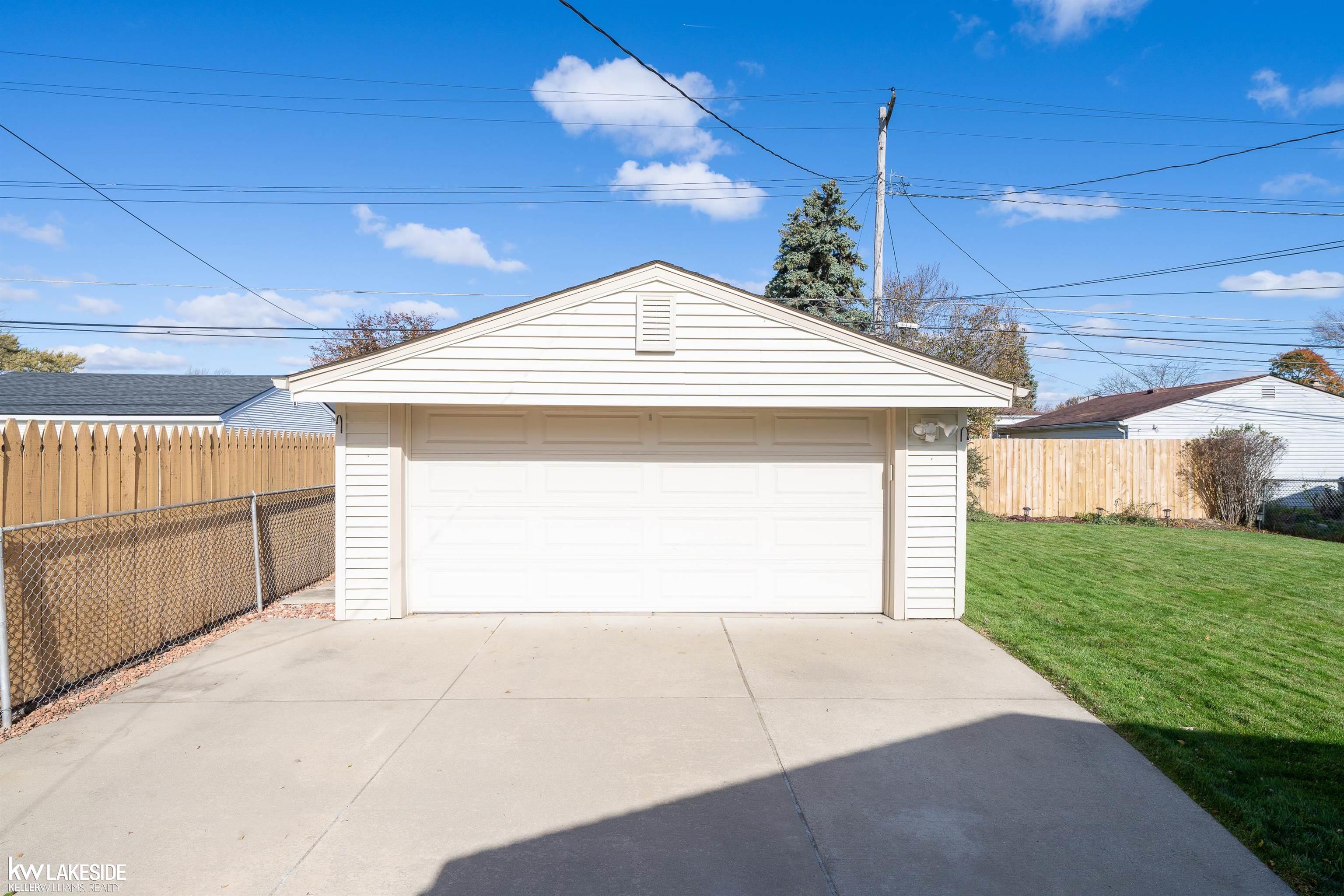 18127 Rainbow Road Fraser, MI 48026 - Photo 7 of 39 50127253-6.JPG